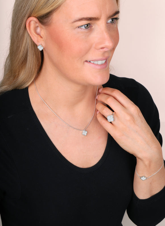 18ct Rose Gold White Mother of Pearl Bloom Small Four Leaf Clover Ball Edge Chain Necklet