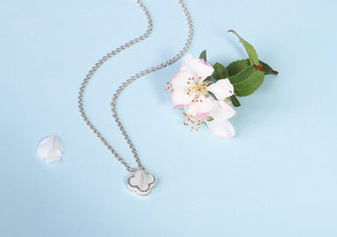 18ct White Gold White Mother of Pearl Bloom Small Four Leaf Clover Ball Edge Chain Necklet