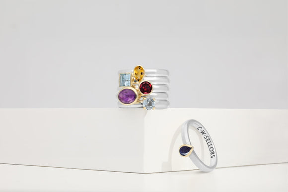 9ct Yellow Gold Sterling Silver Whitby Jet Stepping Stones 5mm Round Claw Set Ring D